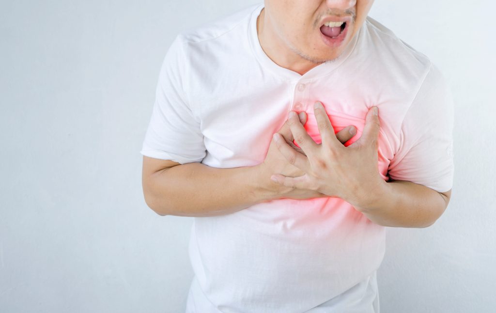 但究竟心口痛是什麼？會伴隨其他身體反應？ 心口痛，又稱為「心絞痛」或「胸口悶」，這是一種因冠狀動脈出現狹窄或阻塞，而引起心肌血流供應不足（心肌缺血），而引發的胸部不適或疼痛。