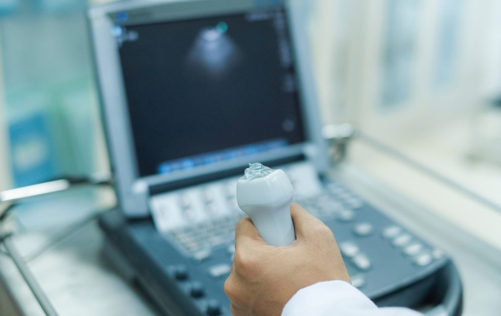 心口痛檢查種類 5：心臟超聲波（Echocardiography）
心臟超聲波，是一種運用超聲波來獲得即時的二維超聲波是平面影像、三維連續動態影片，或四維超聲波的立體影像。醫生通過心口痛檢查得到的影像，以評估心臟腔室的大小、了解心臟收縮功能、判定先天性心臟病、心臟瓣膜移動及缺損情況等，更可以利用不同顏色的光譜來顯示血流方向及速度，是一種非創傷性及精確的檢驗方法。
